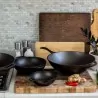 Μαντεμένιο γουόκ Chef Collection Lodge με χερούλι και λαβή 31,75 cm | www.mantemi.gr