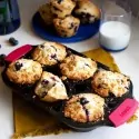 Μαντεμένια φόρμα για muffins με λαβές σιλικόνης Lodge